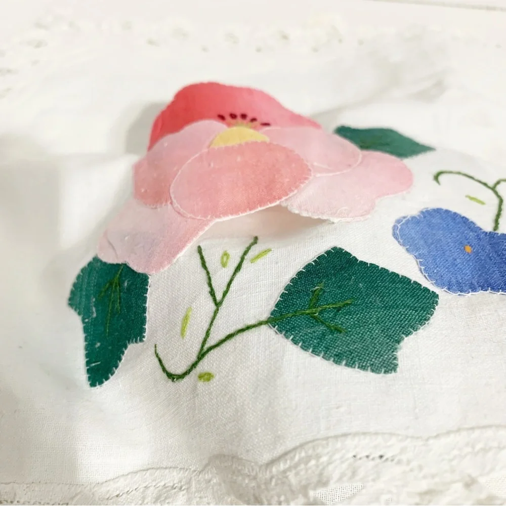 Vintage Unbranded Set of Six Floral Appliqué Embroider Linen Luncheon Placemats
